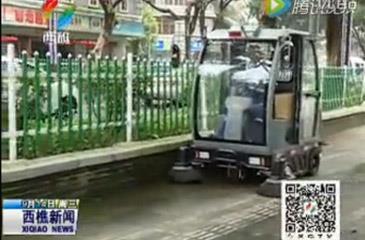 多功能掃路車上路，提高城市保潔質(zhì)量