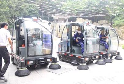 多功能掃地車上路，提高城市保潔質(zhì)量